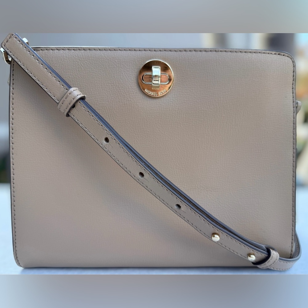 Michael Kors Rivington Fawn Medium Messenger Crossbody